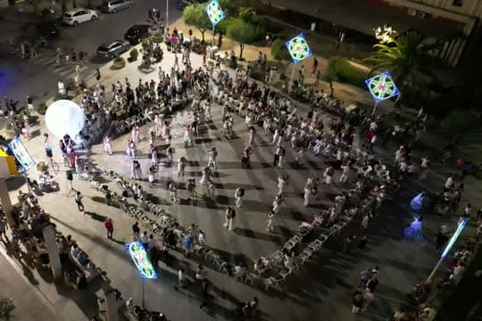 La piazza vista dal drone, piena di ballerini