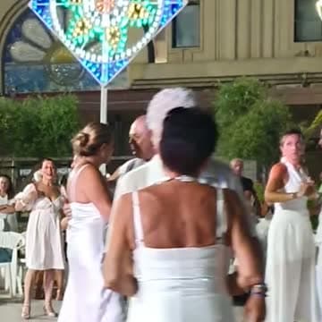 Ballerini vestiti di bianco davanti alle Terme