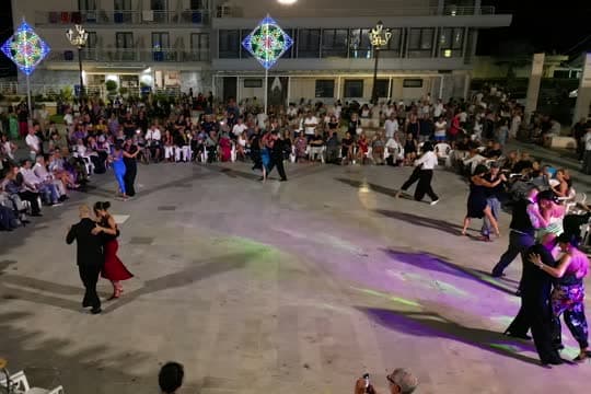 La pista del tango piena di coppie